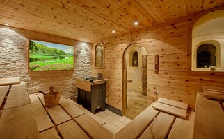 Couples treatment rooms, sauna, hot tub, steam room, hot springs