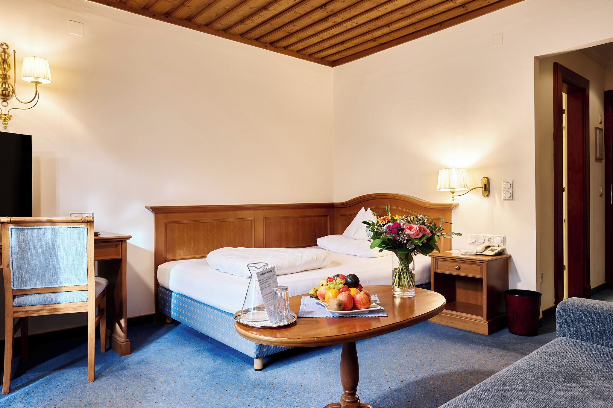 Luxe eenpersoonskamer | Luxe beddengoed, een minibar, een kluis op de kamer, een bureau