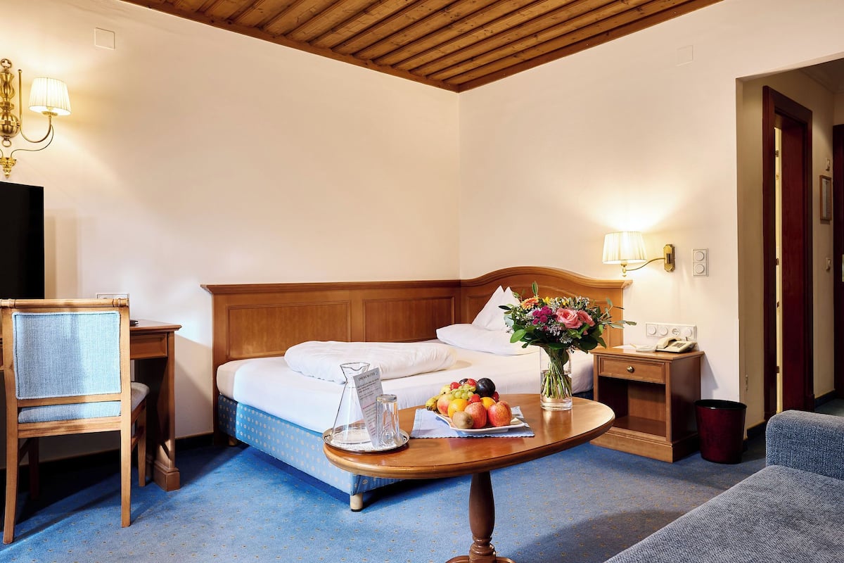 Luxe eenpersoonskamer | Luxe beddengoed, een minibar, een kluis op de kamer, een bureau