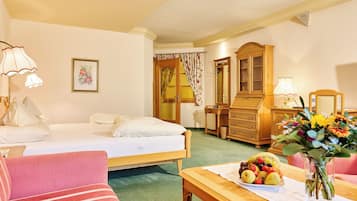 Suite panorámica, balcón, vista a la montaña (Junior) | Ropa de cama de alta calidad y minibar