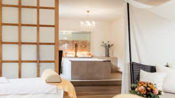 Salas de tratamiento para parejas, sauna y tina de hidromasaje