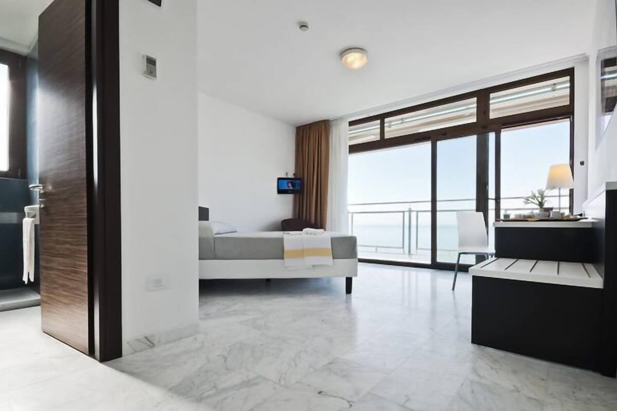 全景客房, 海景 (Prestige) | 迷你吧、办公桌、免费 WiFi、床单