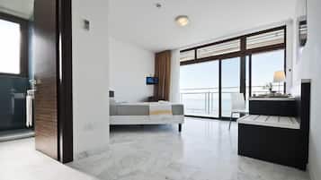 Habitación panorámica, vistas al mar (Prestige) | Minibar, escritorio, wifi gratis y ropa de cama