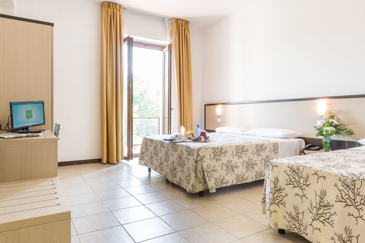 Een minibar, een bureau, gratis wifi, beddengoed