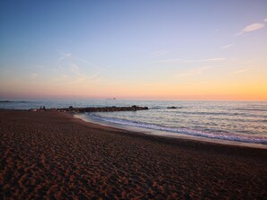 A beach with a rocky shoreline and calm sea. - Hotel Rondine (Sarzana)