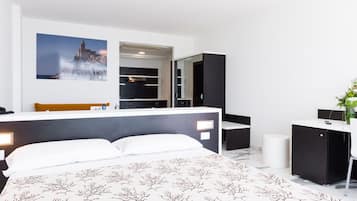 Panorama kamer, uitzicht op zee (Prestige) | Een minibar, een bureau, gratis wifi, beddengoed