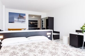 Panoramic Room, Sea View (Prestige) | Minibar, desk, free WiFi, bed sheets - Hotel Rondine (Sarzana)