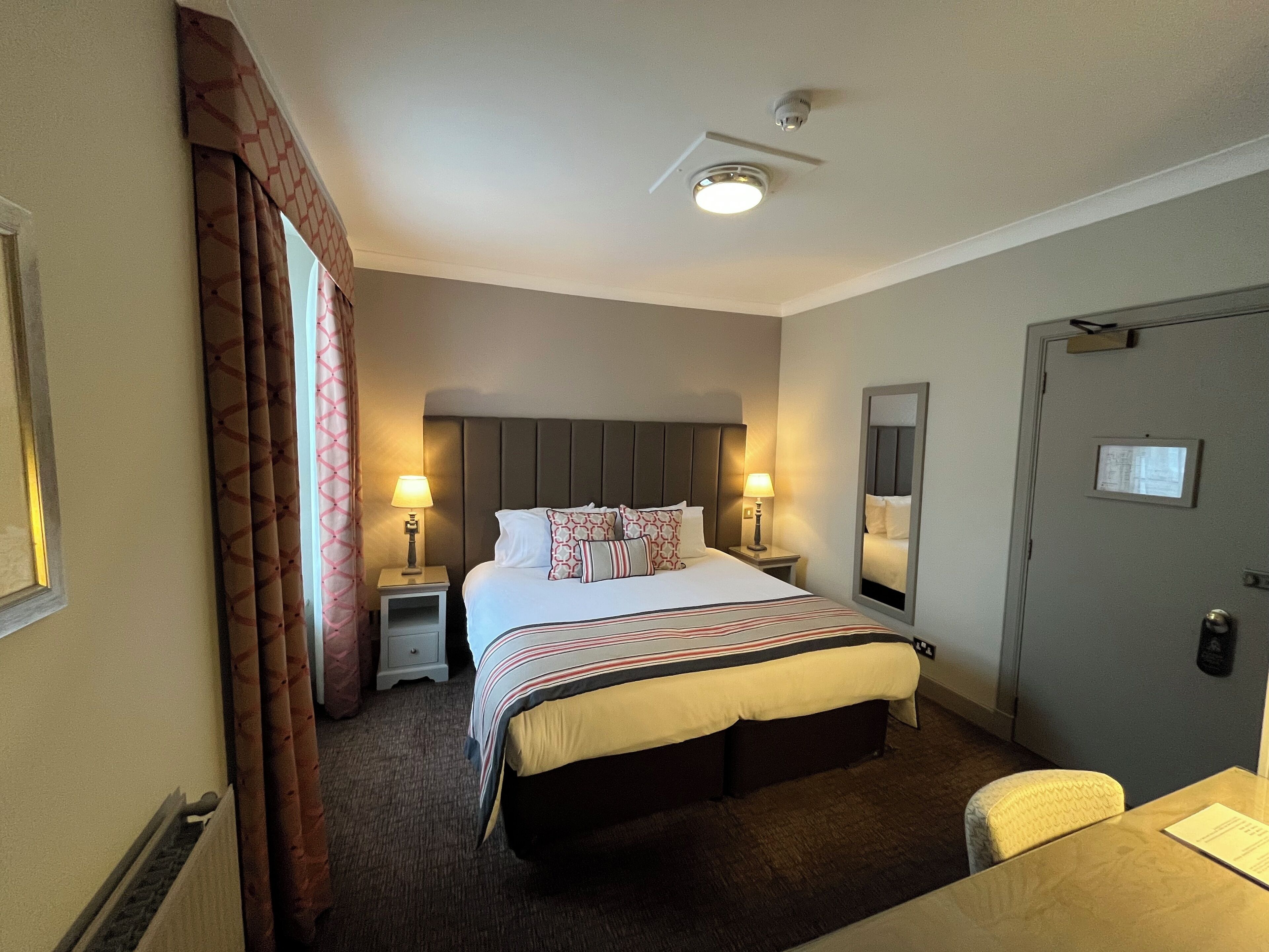 مكتب وستائر تعتيم ومكواة/لوح كي وواي فاي مجانًا