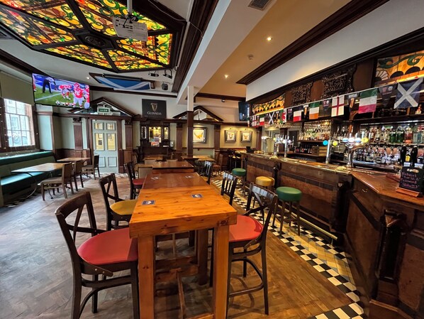 Serves breakfast, lunch, and dinner - The Globe Inn (Aberdeen)