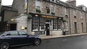 Un edificio histórico con un letrero que dice "The Globe Inn".