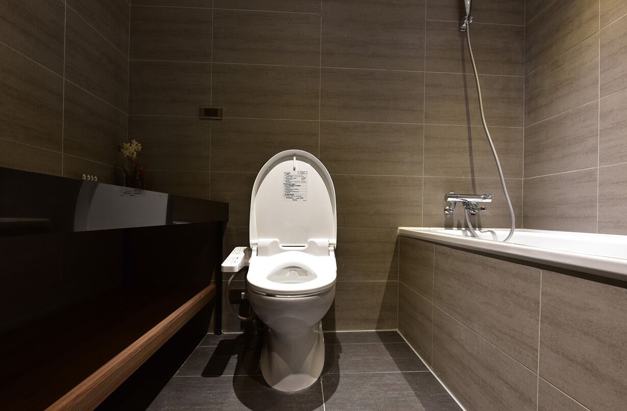 Un baño moderno con inodoro, bañera y tocador.