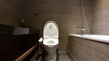 Un baño moderno con inodoro, bañera y tocador.