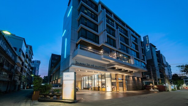 Ein modernes Hotel mit Glasfassade, mehreren Etagen und einem markanten Eingang.