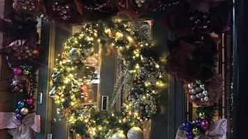 A front door with a wreath and Christmas decorations.