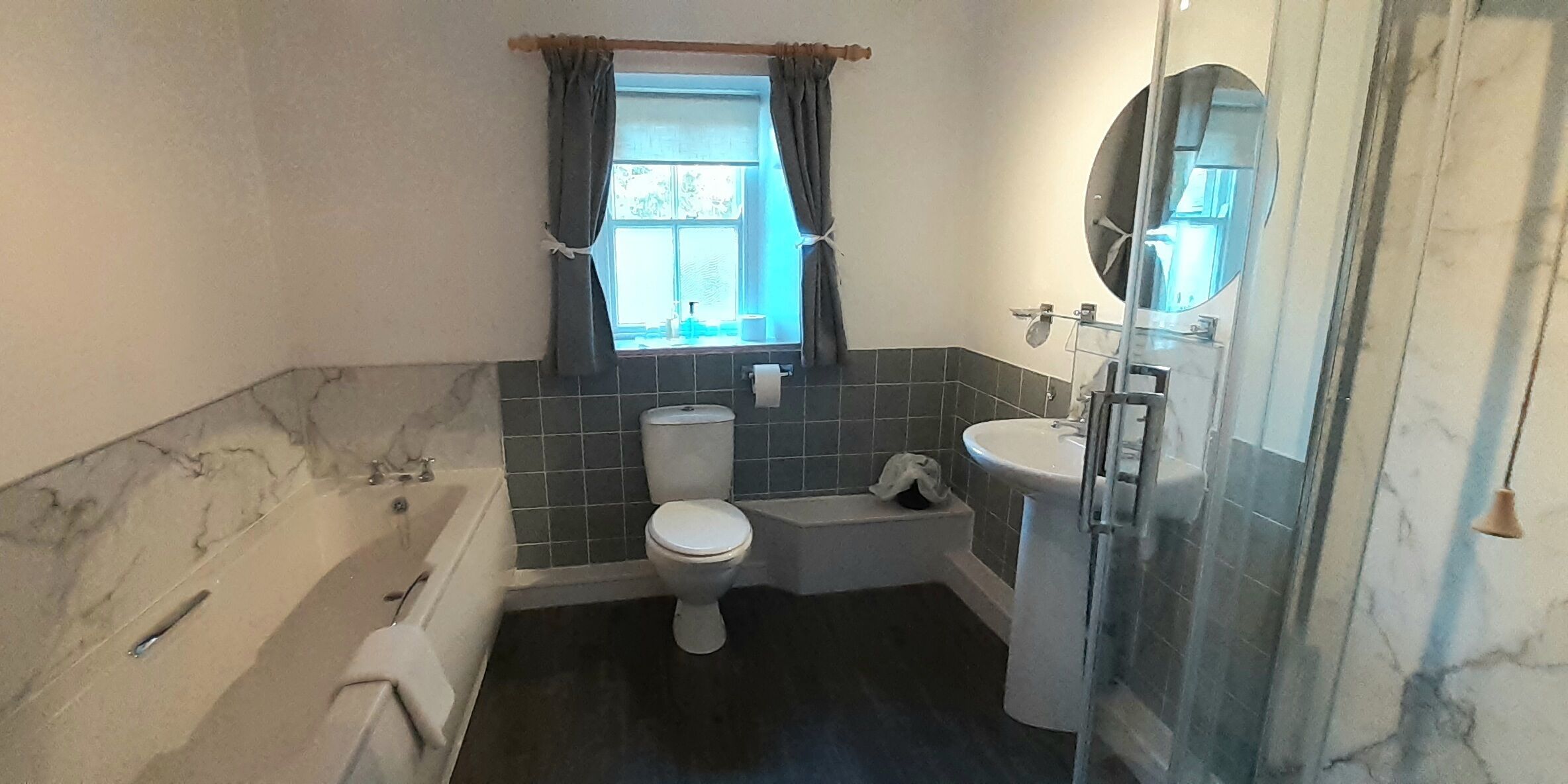 Ein Badezimmer mit Badewanne, Toilette und Waschbecken.