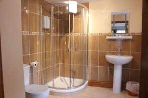 Superior Double Room (Room 6 or 7) | Bathroom | Shower, free toiletries, hair dryer, towels - Bay Horse Inn - B&B (Hexham)