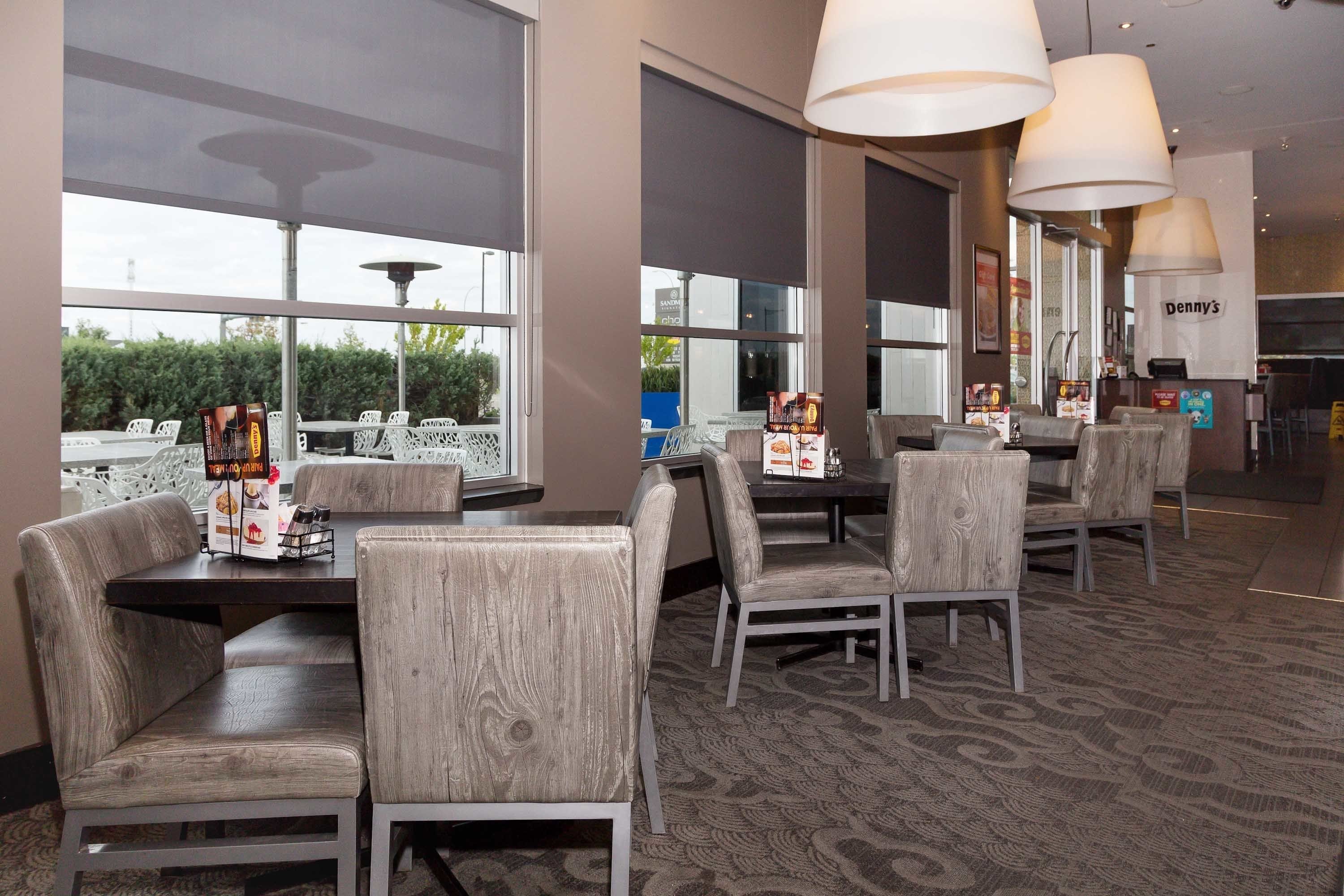 2 restaurants, breakfast, lunch, dinner served; american cuisine