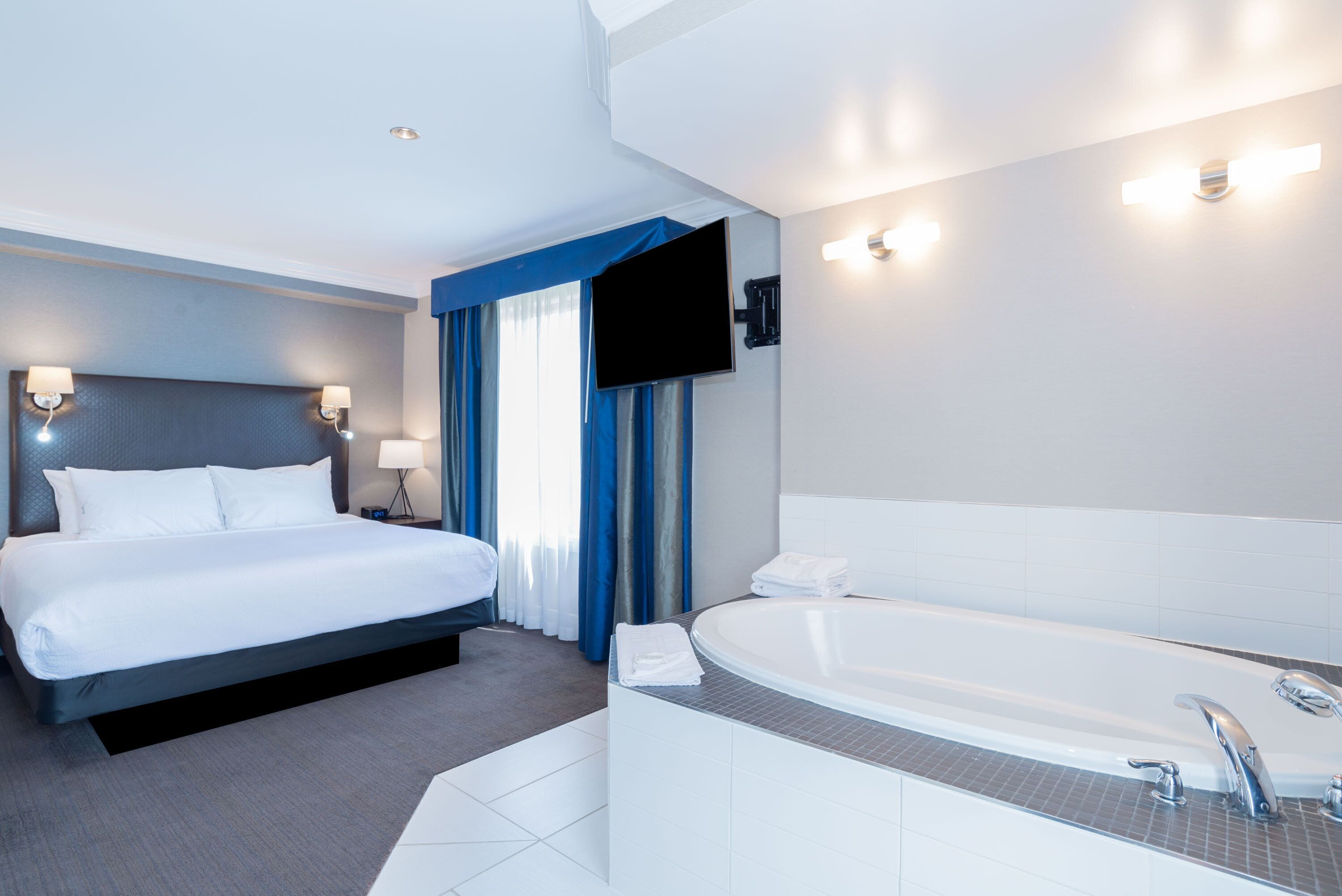 suite, 1 king bed, kitchen (jacuzzi) | premium bedding, pillow-top beds, in-room safe, desk