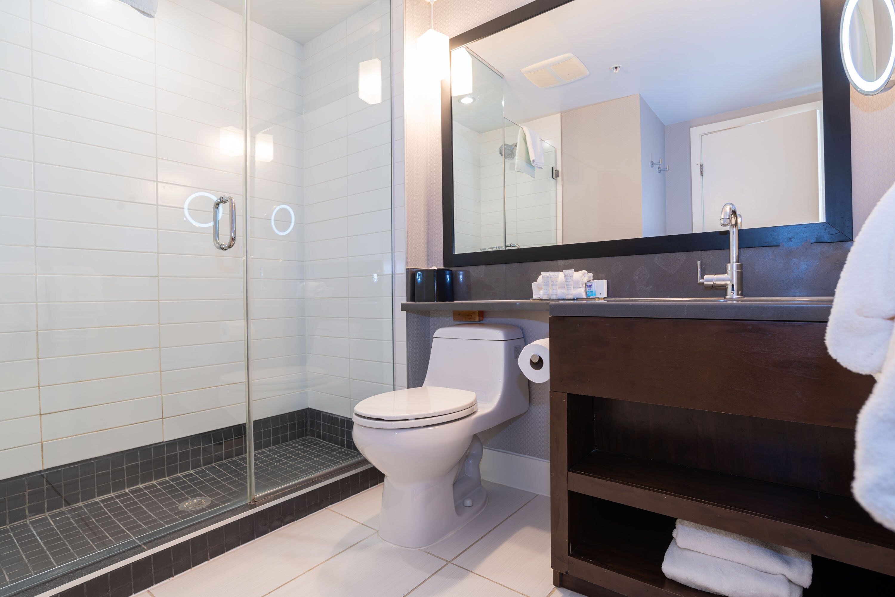 suite, 1 king bed, kitchen (jacuzzi) | bathroom | combined shower/bathtub, free toiletries, hair dryer, towels