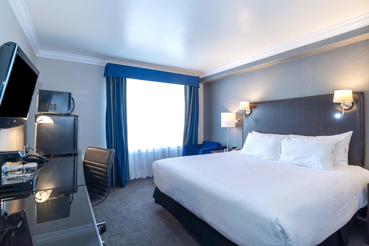 Standard Room, 1 King Bed | Premium bedding, pillow-top beds, in-room safe, desk