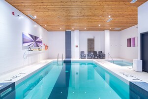 Una piscina cubierta