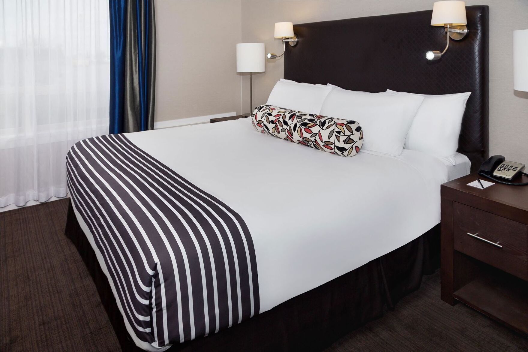 Sengetøy av topp kvalitet, senger med overmadrass og safe på rommet