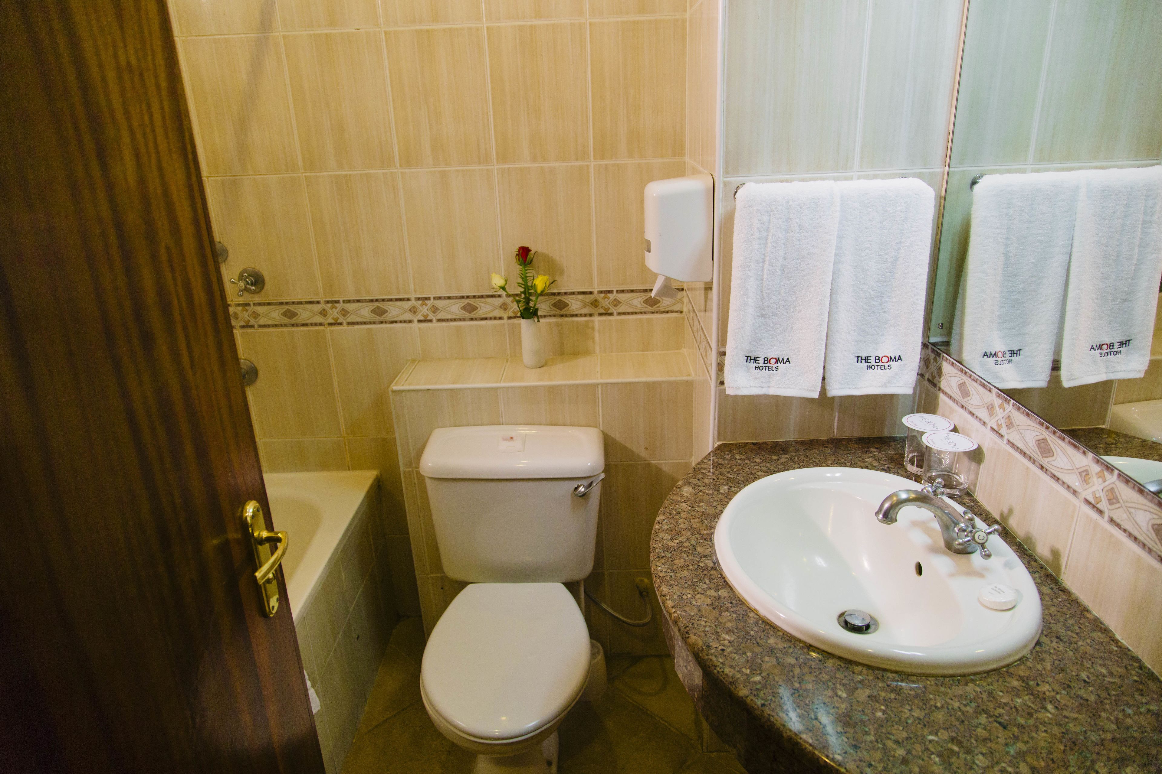 combined shower/bathtub, rainfall showerhead, free toiletries