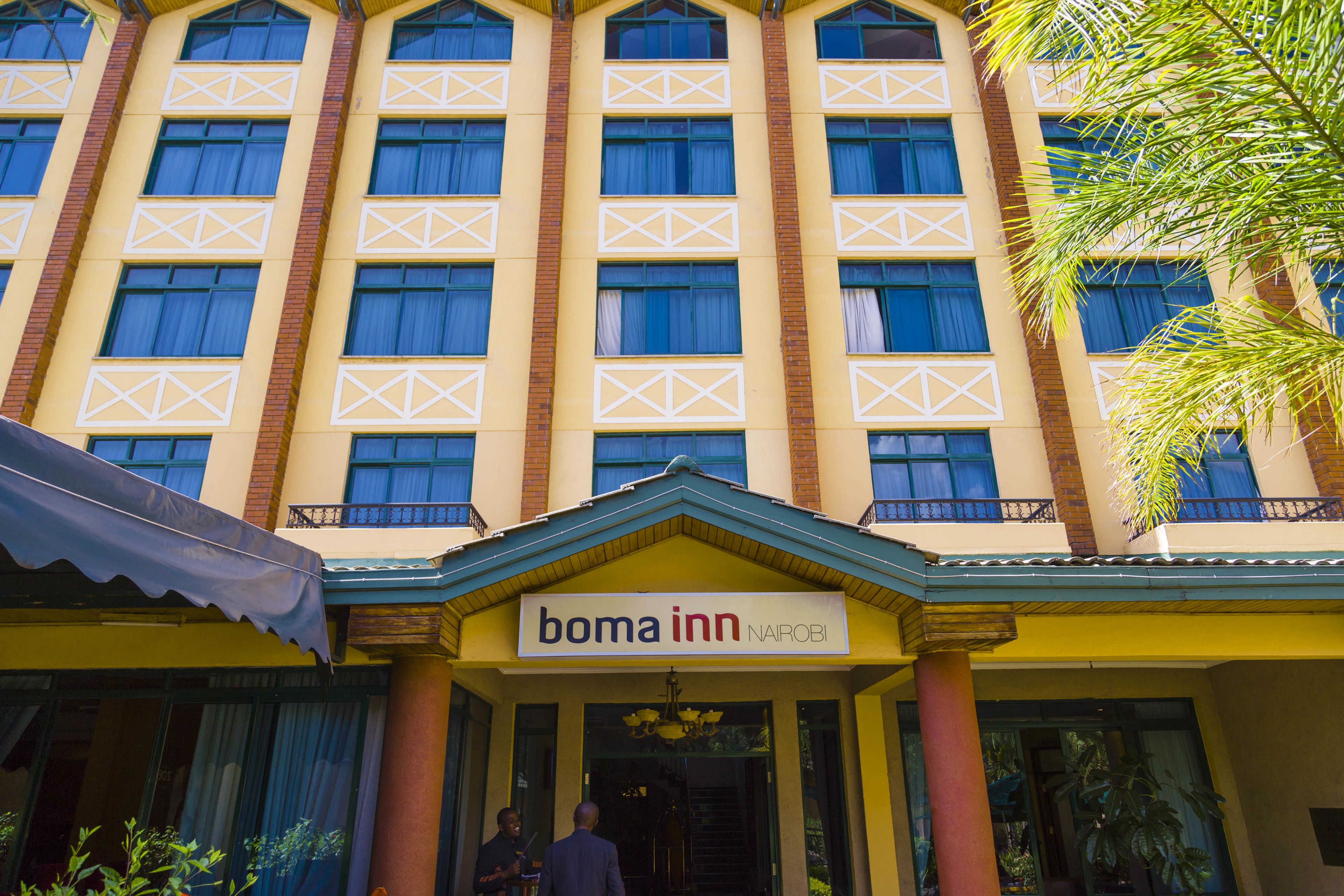 Un edificio con un letrero que dice "boma inn Nairobi" en la entrada.