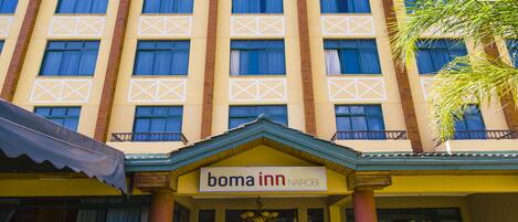 Un edificio con un letrero que dice "boma inn Nairobi" en la entrada.