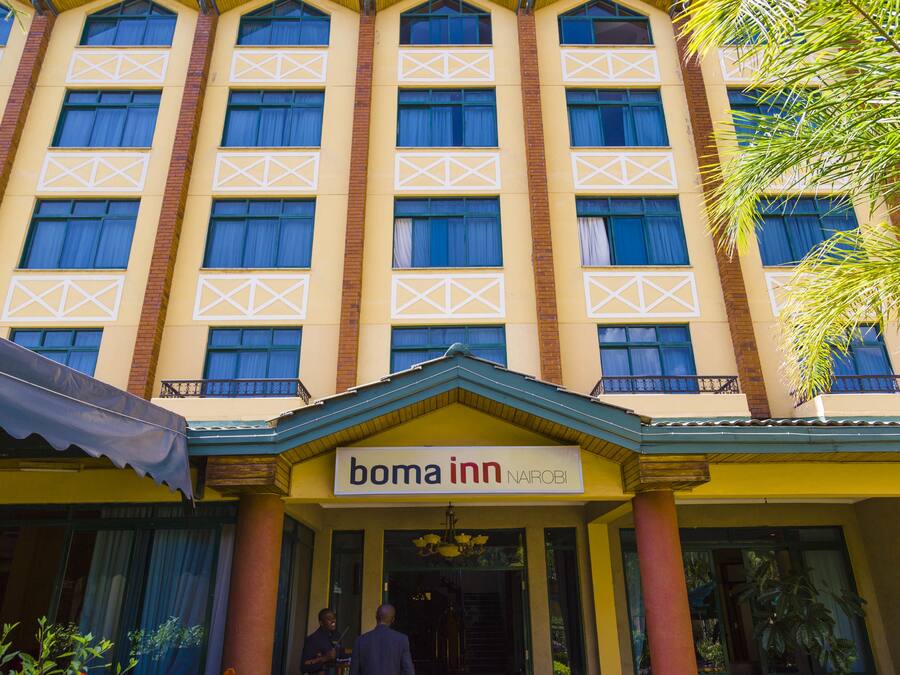 Rakennuksen sisäänkäynnin yläpuolella on kyltti, jossa lukee: ”Boma Inn, Nairobi”.