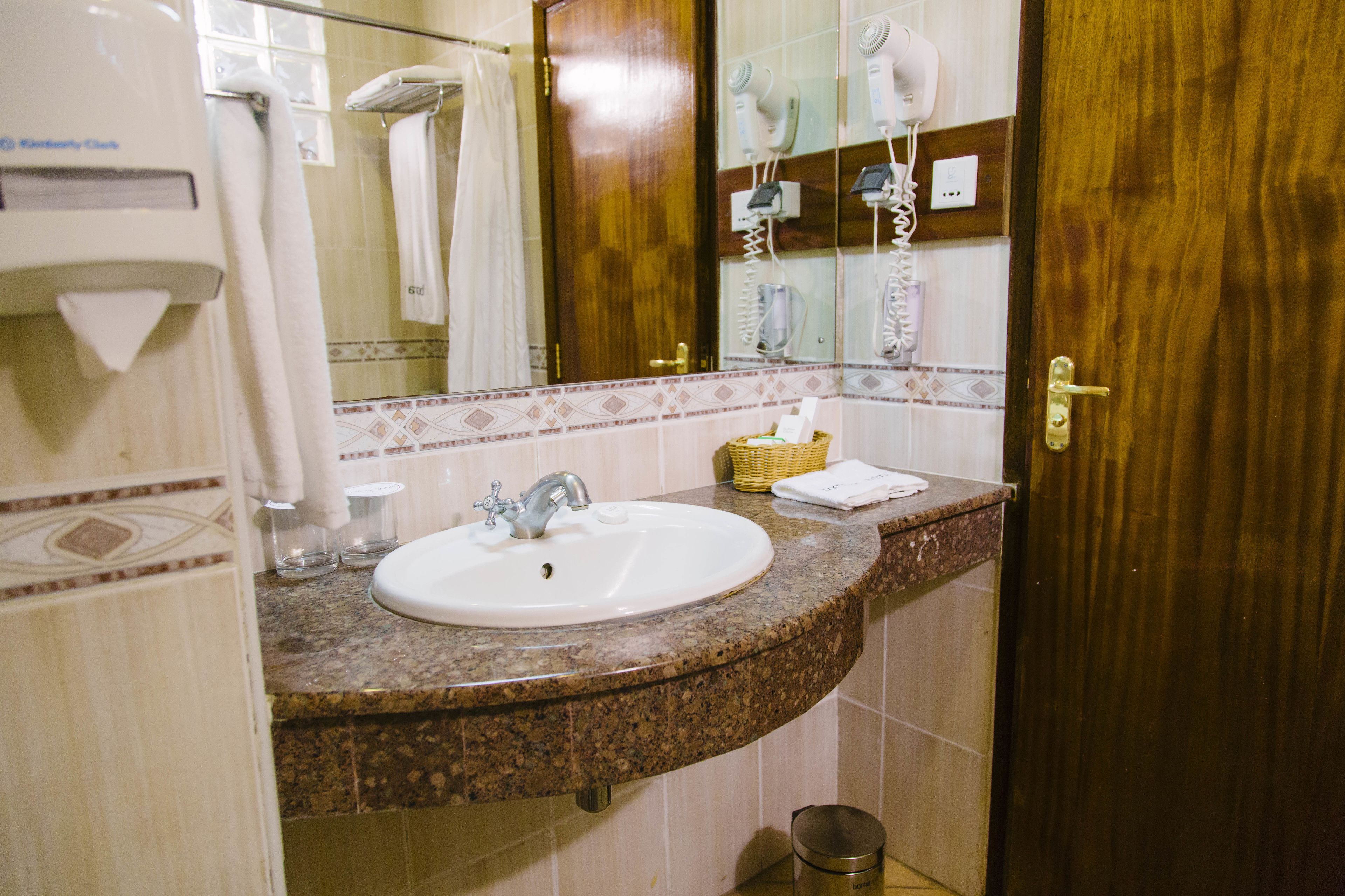 standard double room | bathroom | combined shower/bathtub, rainfall showerhead, free toiletries