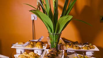 Petit déjeuner buffet (25 USD par personne)