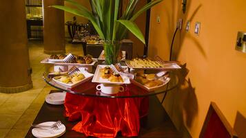 Tägliches Frühstücksbuffet (25 USD pro Person)