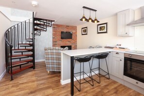 Cottage, Ensuite (Self Catered - 2 Peoples ) | Private kitchen | Electric kettle - Broom Hall Inn (Alcester)