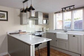 Cottage, Ensuite (Self Catered - 2 Peoples ) | Private kitchen | Electric kettle - Broom Hall Inn (Alcester)