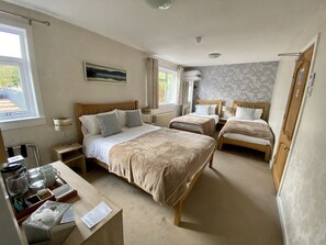 Habitación familiar | Tabla de planchar con plancha, wifi gratis y ropa de cama