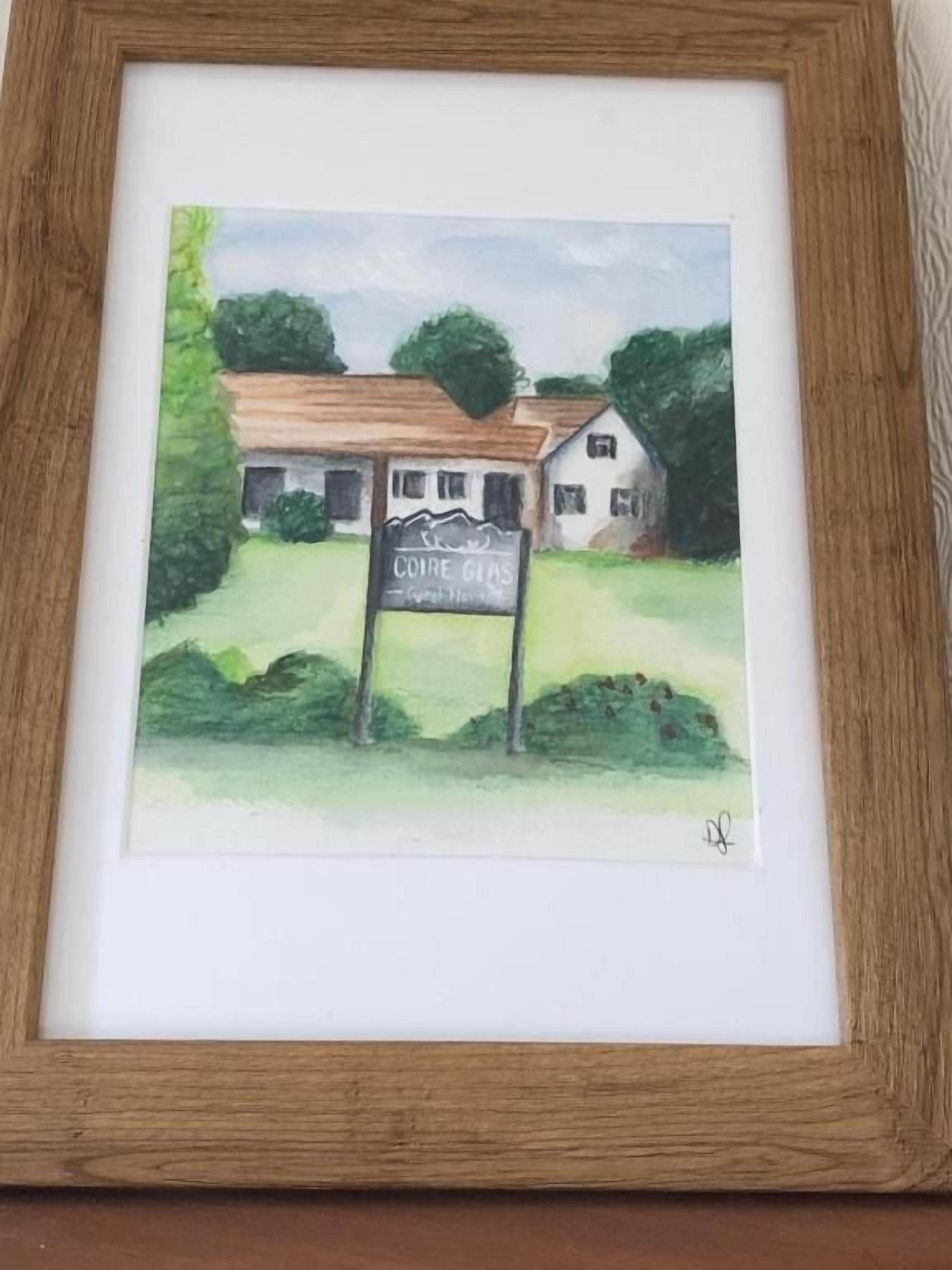 En inramad akvarellmålning som föreställer ett hus med en skylt där det står ”COIRE GLIS”.