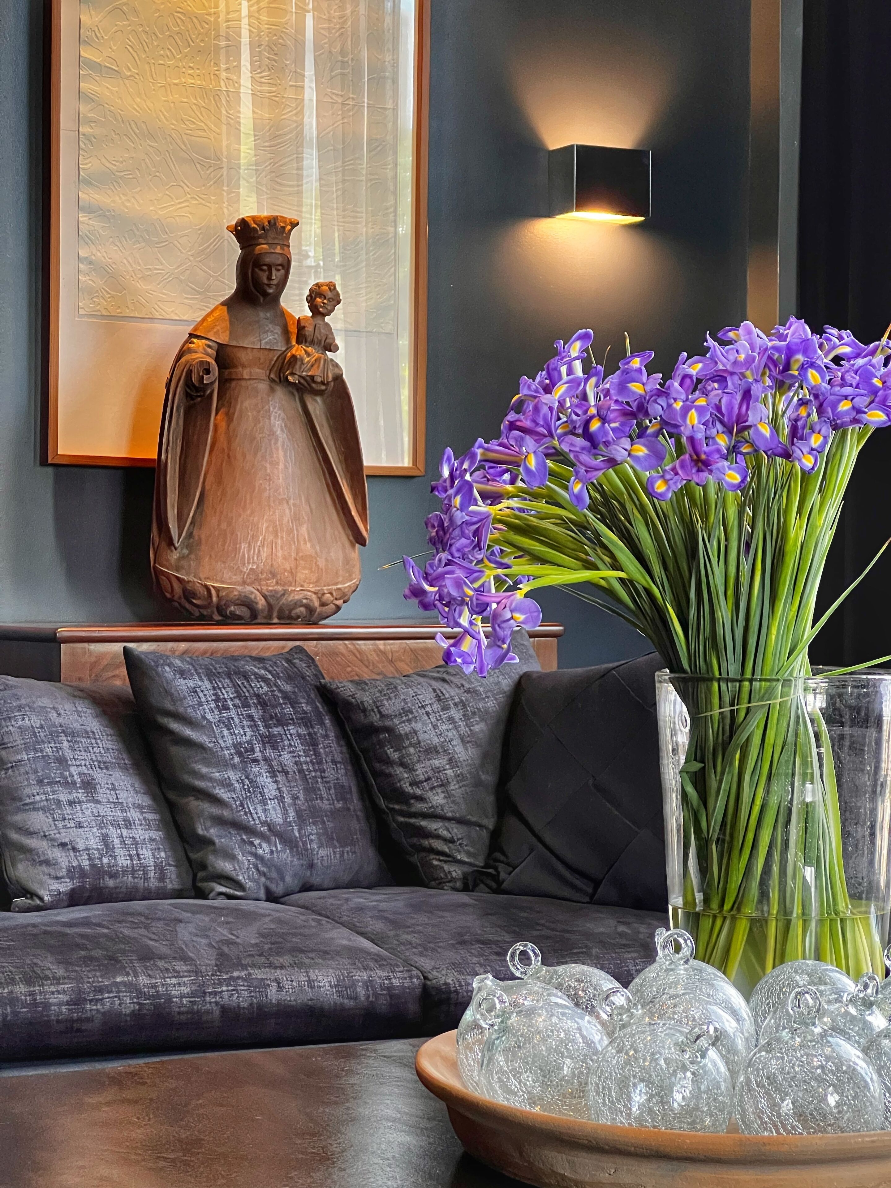 suite (principal) | living area | 50-inch smart tv with cable channels, tv, netflix