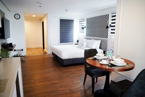Ropa de cama de alta calidad y minibar 