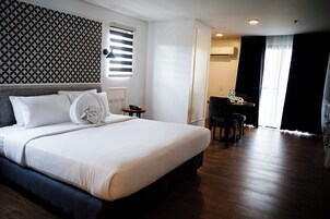 Business Executive | Premium bedding, minibar, in-room safe, desk