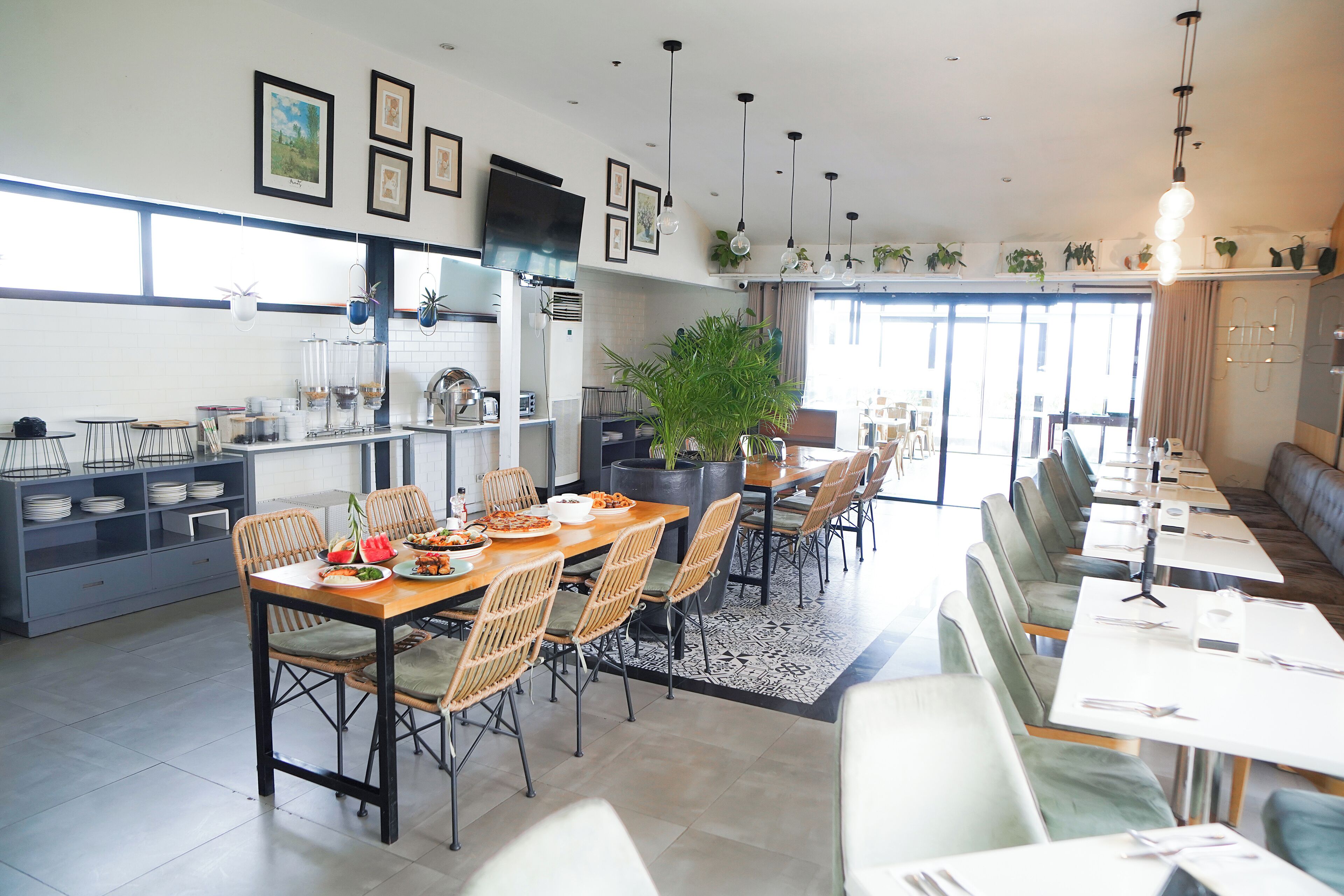 2 restaurants, breakfast, lunch, dinner served; Asian cuisine