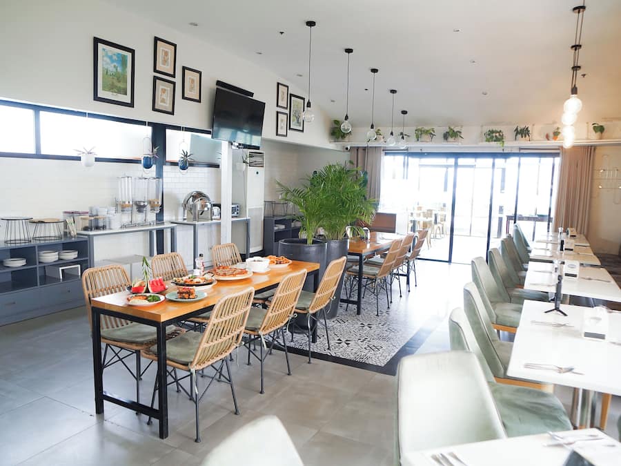 2 restaurants, breakfast, lunch, dinner served; Asian cuisine