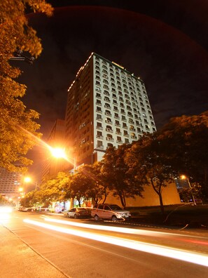 Bagian depan properti - sore/malam
