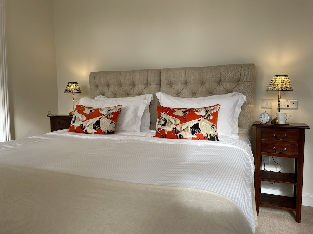 Edgcott House by null