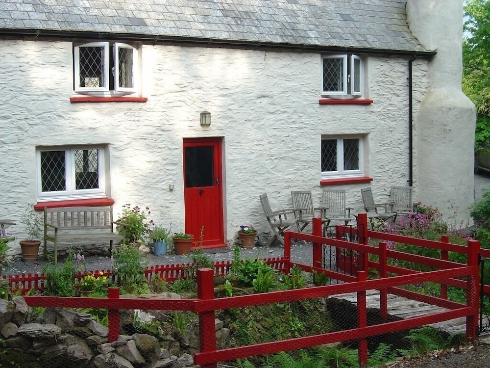 Edgcott House by null