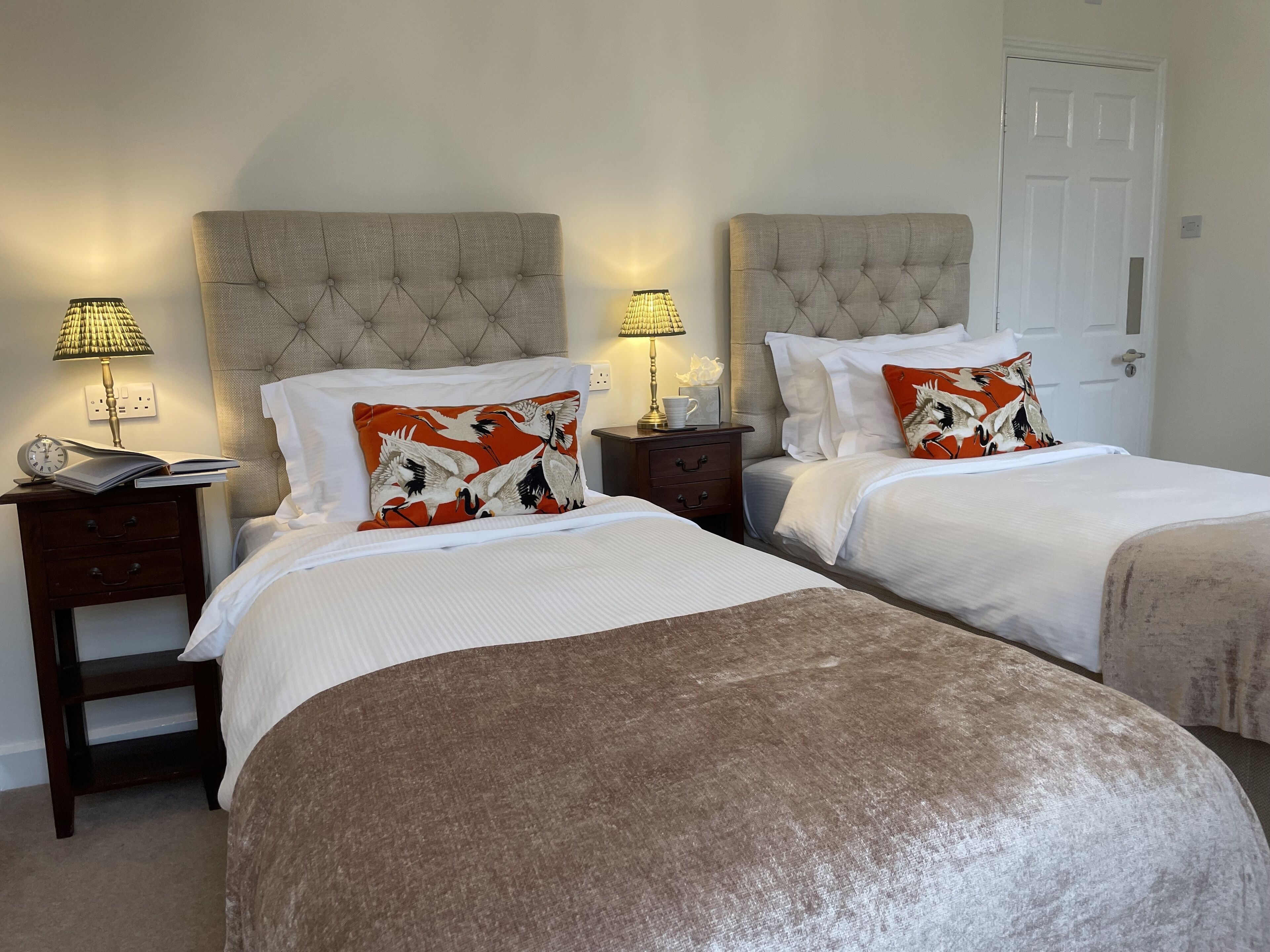 Kamar Double, ensuite (Room 2 - Super King) | Didekorasi berbeda-beda, setrika/meja setrika, dan Wi-Fi gratis