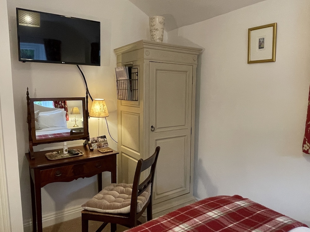 Edgcott House by null