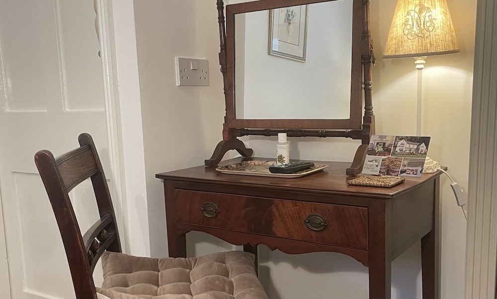 Edgcott House by null