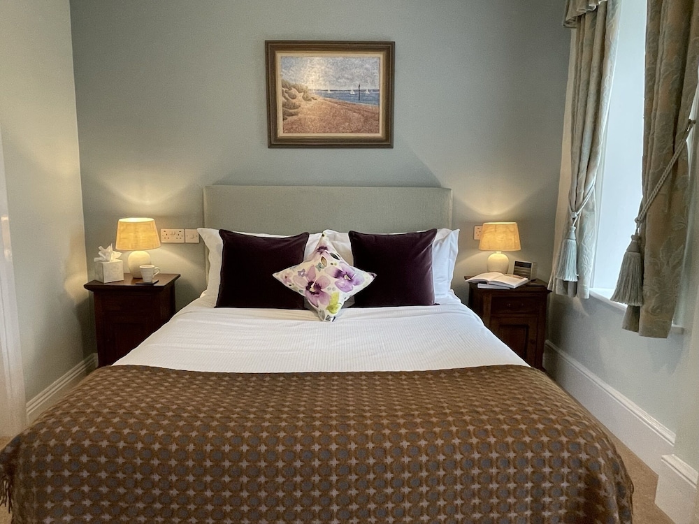 Edgcott House by null