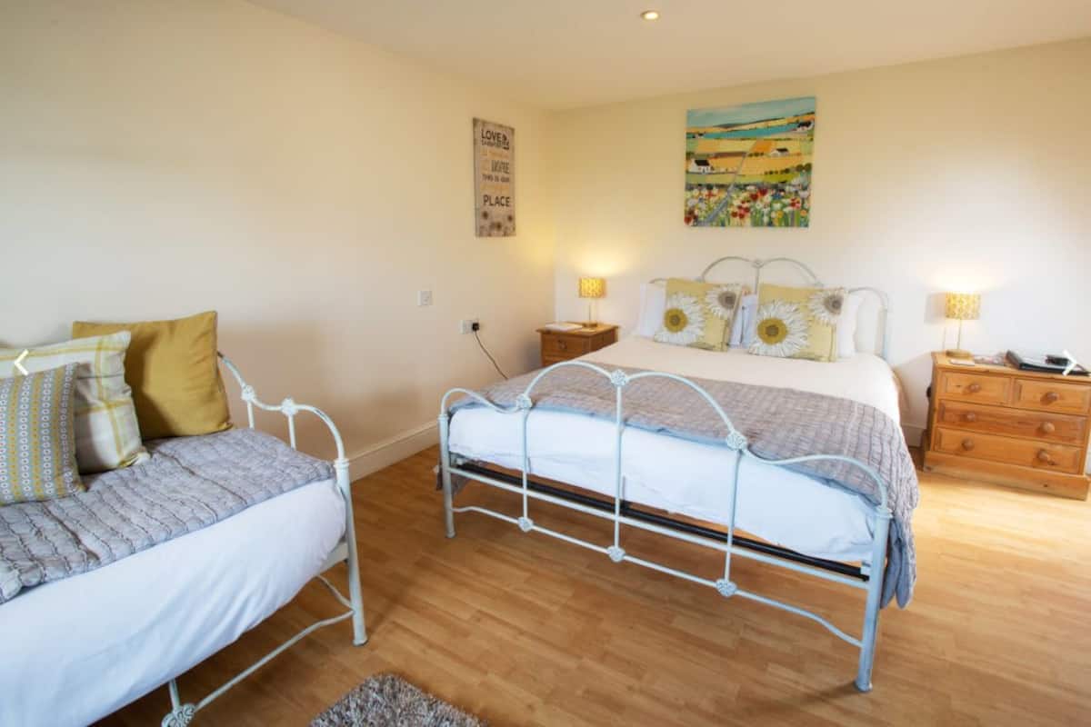 Family Room | Desk, free WiFi, bed sheets